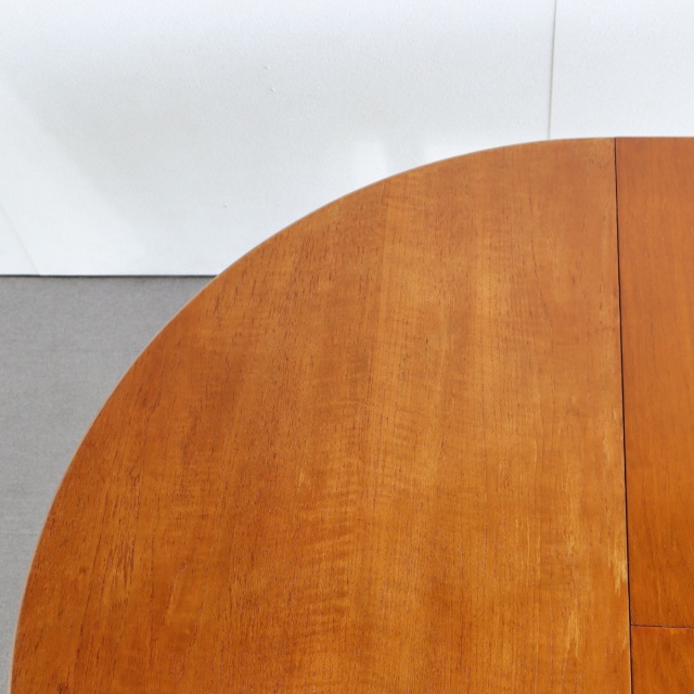 英国ヴィンテージのダイニングテーブル