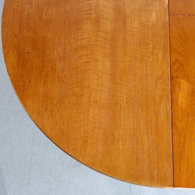 英国ヴィンテージのダイニングテーブル