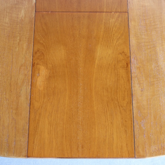 英国ヴィンテージのダイニングテーブル