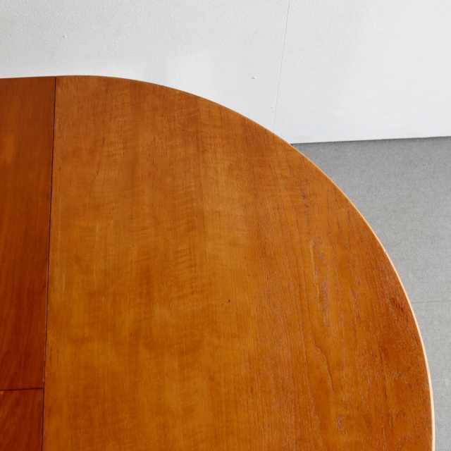 英国ヴィンテージのダイニングテーブル