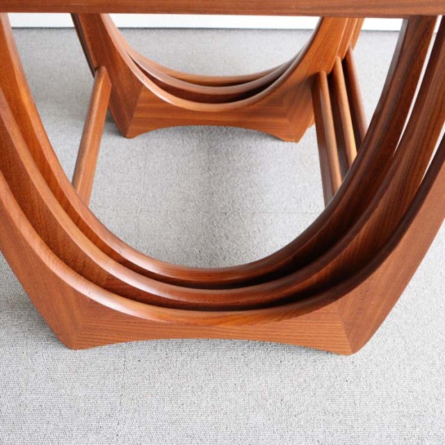 木製の3つあるネストテーブル、24008