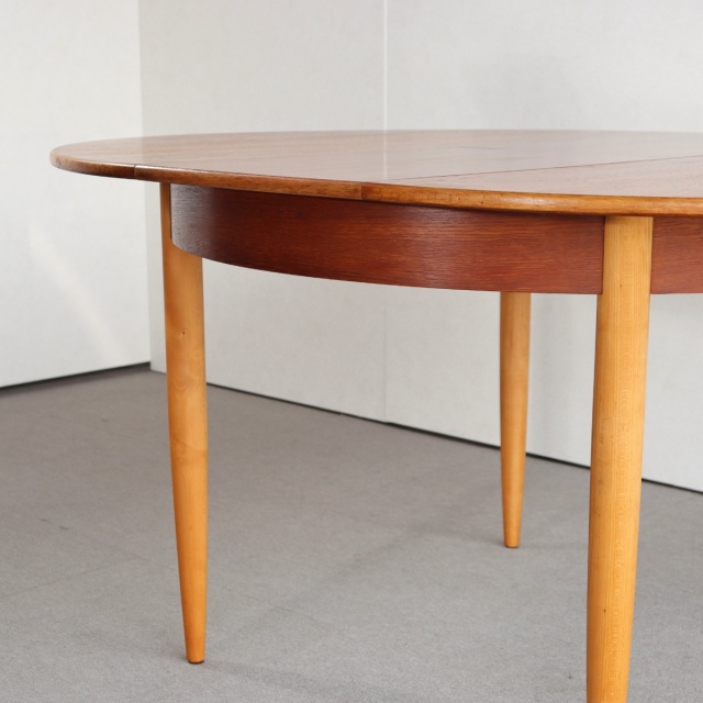 英国ヴィンテージのダイニングテーブル