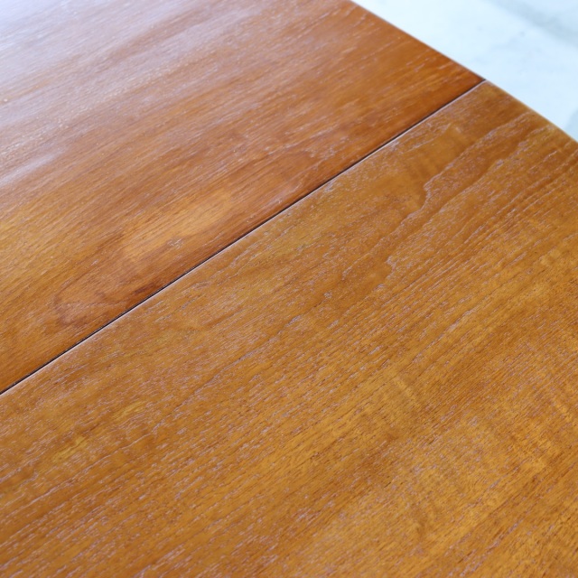 英国ヴィンテージのダイニングテーブル