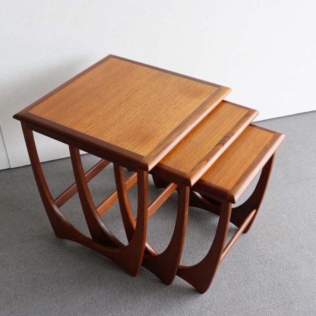 木製の3つあるネストテーブル、24008