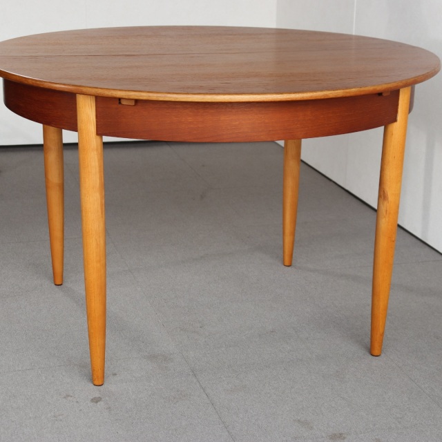 英国ヴィンテージのダイニングテーブル