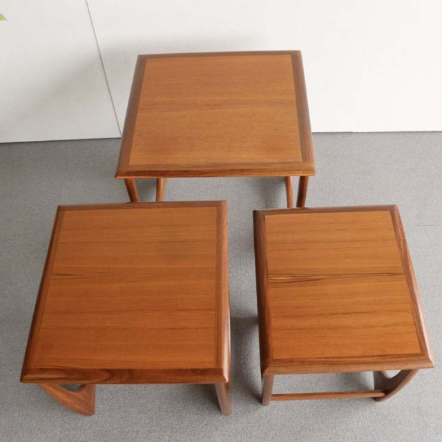 木製の3つあるネストテーブル、24008