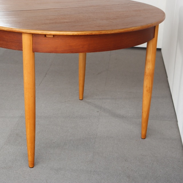 英国ヴィンテージのダイニングテーブル