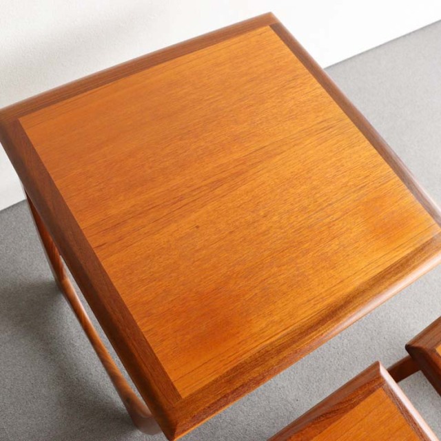 木製の3つあるネストテーブル、24008