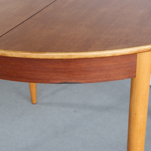 英国ヴィンテージのダイニングテーブル