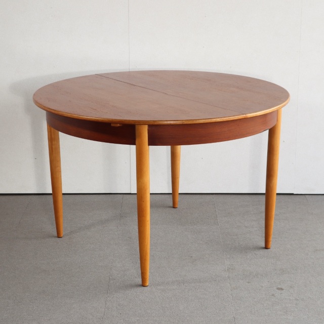 英国ヴィンテージのダイニングテーブル