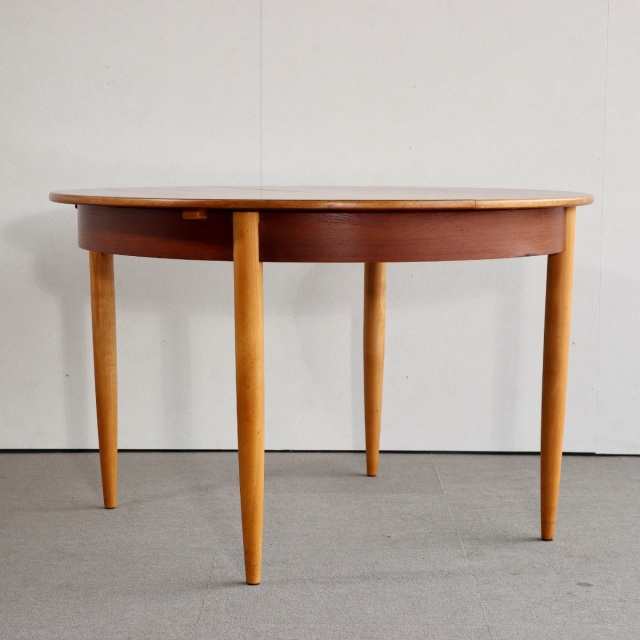 英国ヴィンテージのダイニングテーブル