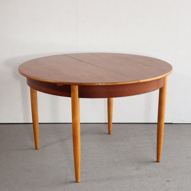 英国ヴィンテージのダイニングテーブル