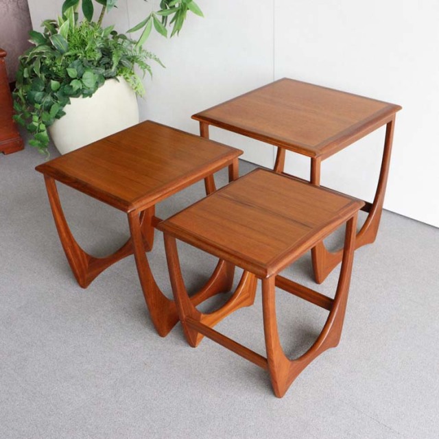 木製の3つあるネストテーブル、24008