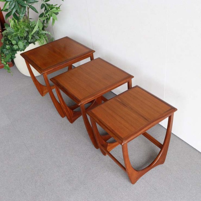 木製の3つあるネストテーブル、24008