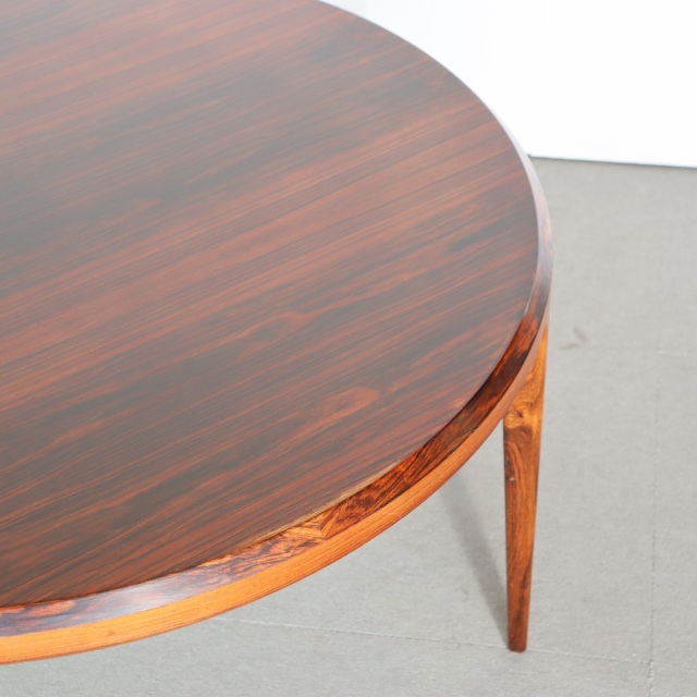 デンマーク製ラウンドコーヒーテーブル。高級感漂うヴィンテージ家具。上質な佇まいが印象的。