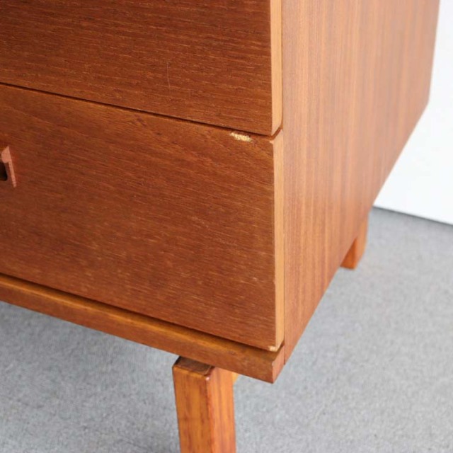 木製の脚があるヴィンテージ6段チェスト