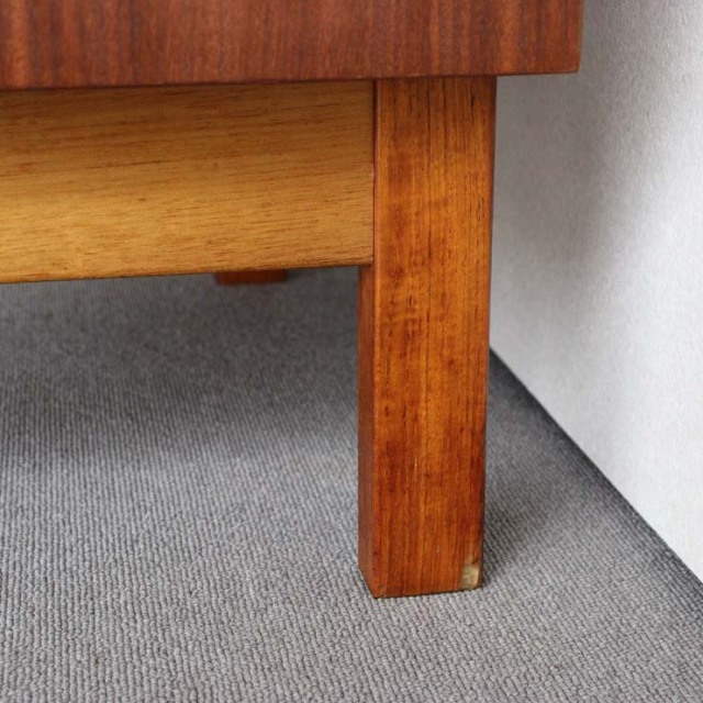 木製の脚があるヴィンテージ6段チェスト