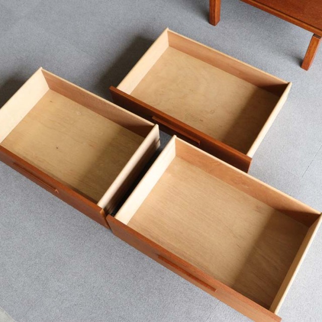 木製の脚があるヴィンテージ6段チェスト