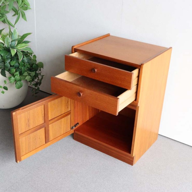 下が扉、上が引出し2段の木製ヴィンテージ収納、25052