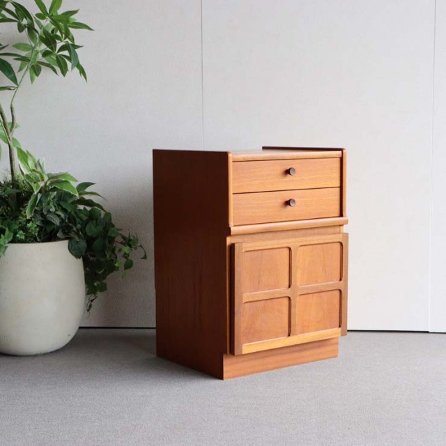 下が扉、上が引出し2段の木製ヴィンテージ収納、25052