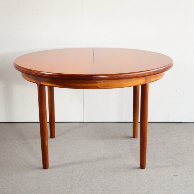 英国ヴィンテージのダイニングテーブル