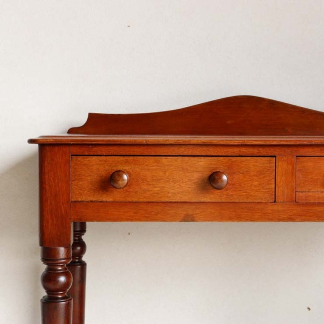 英国アンティークのマホガニー材を使用したホールテーブル