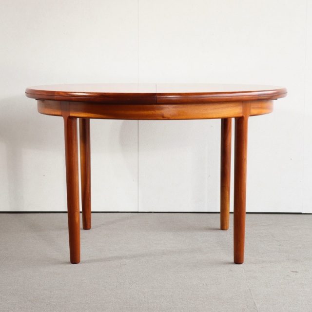 英国ヴィンテージのダイニングテーブル