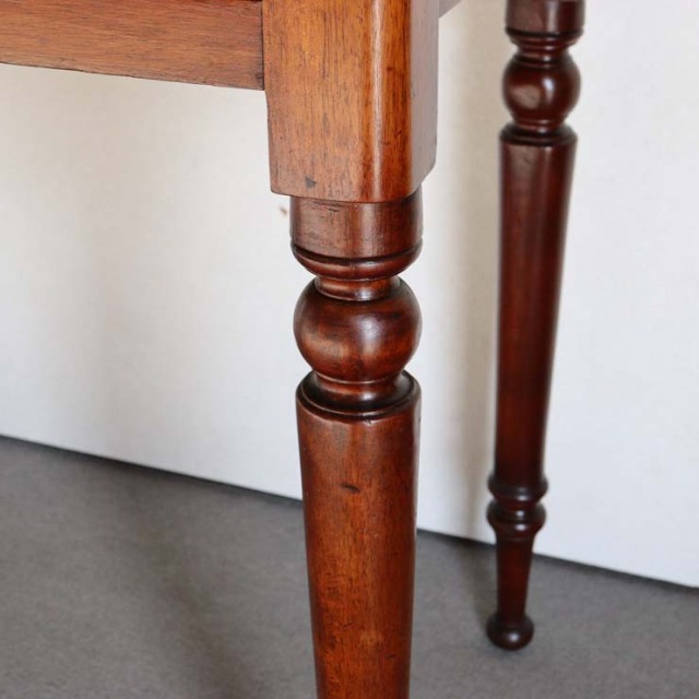 英国アンティークのマホガニー材を使用したホールテーブル