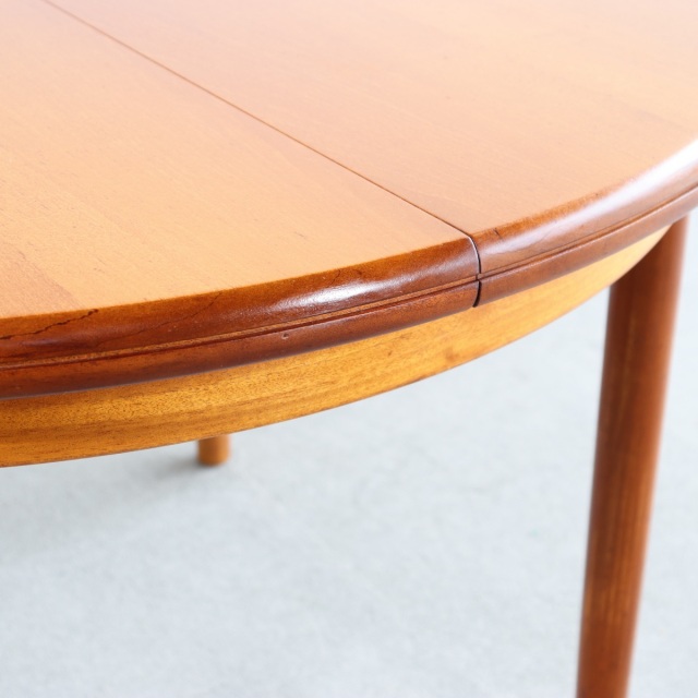 英国ヴィンテージのダイニングテーブル