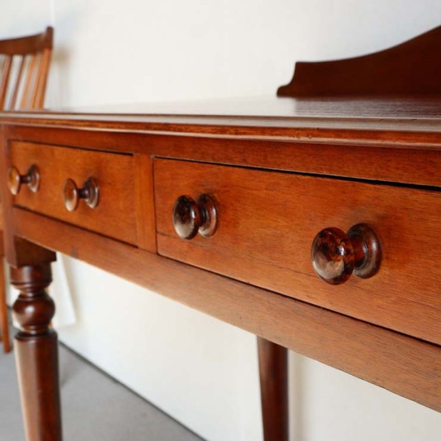 英国アンティークのマホガニー材を使用したホールテーブル