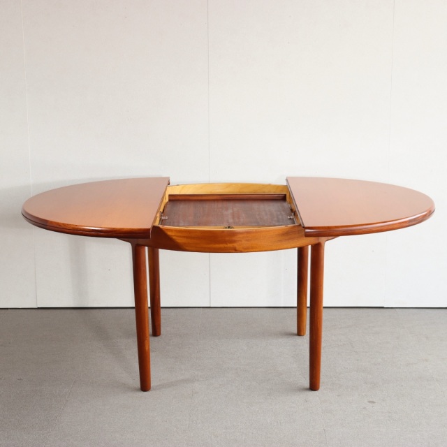 英国ヴィンテージのダイニングテーブル