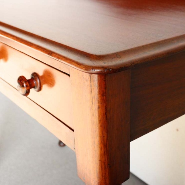 英国アンティークのマホガニー材を使用したホールテーブル