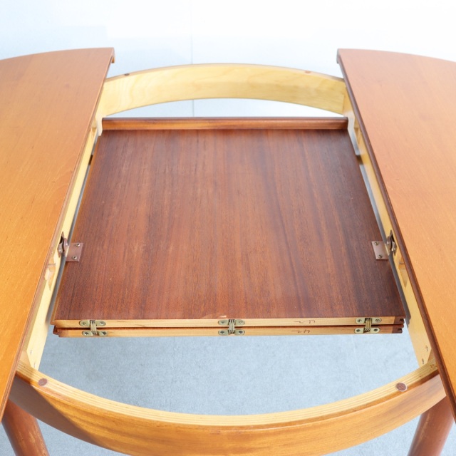 英国ヴィンテージのダイニングテーブル