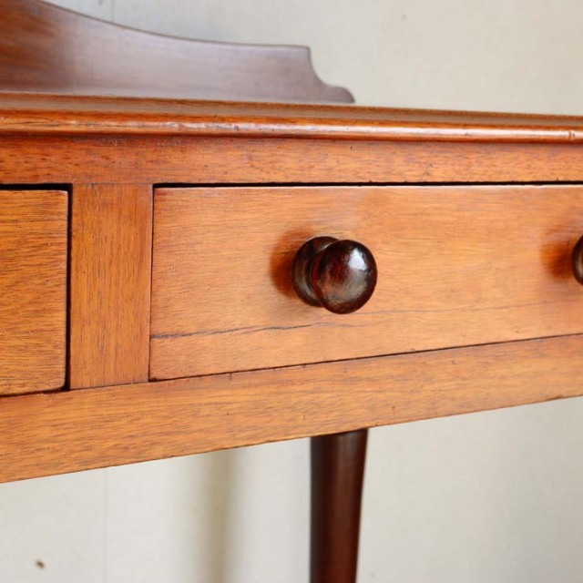 英国アンティークのマホガニー材を使用したホールテーブル