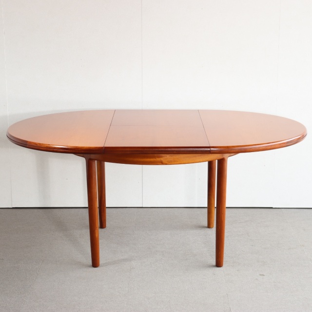 英国ヴィンテージのダイニングテーブル