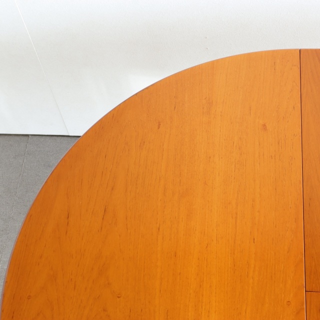 英国ヴィンテージのダイニングテーブル