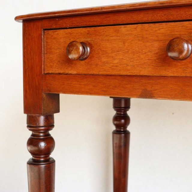 英国アンティークのマホガニー材を使用したホールテーブル