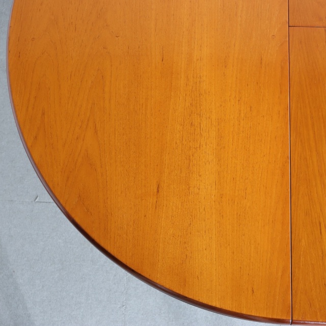 英国ヴィンテージのダイニングテーブル