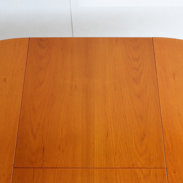 英国ヴィンテージのダイニングテーブル