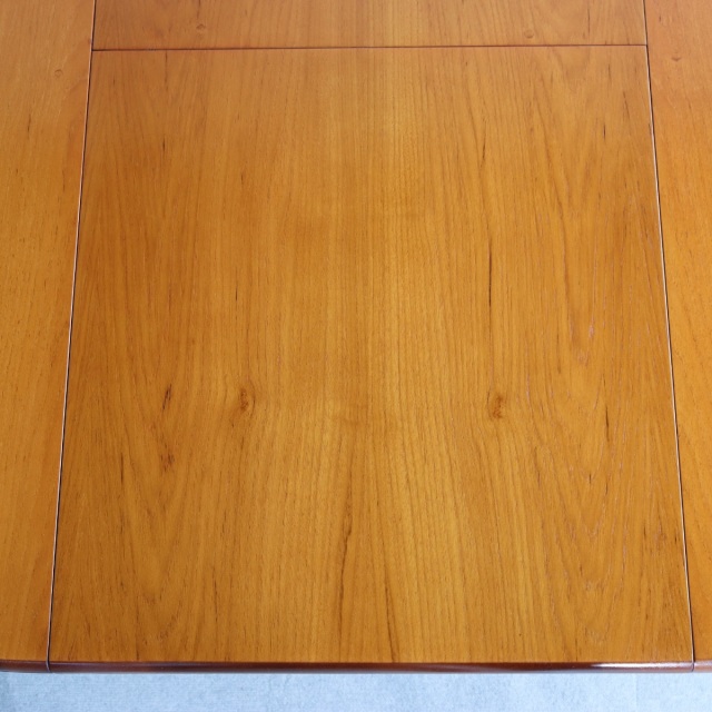 英国ヴィンテージのダイニングテーブル