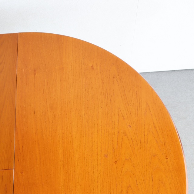 英国ヴィンテージのダイニングテーブル