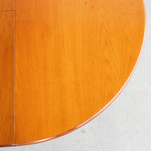 英国ヴィンテージのダイニングテーブル