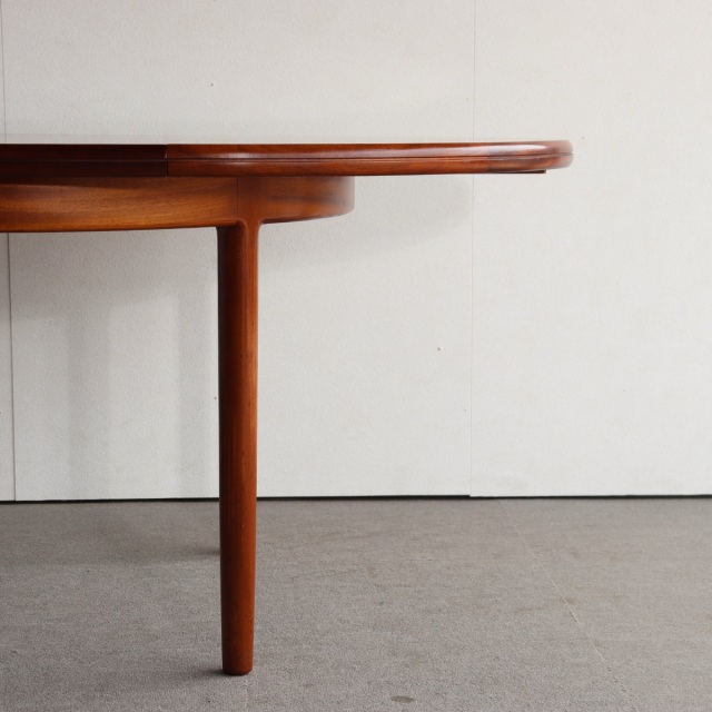 英国ヴィンテージのダイニングテーブル