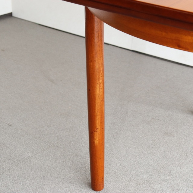 英国ヴィンテージのダイニングテーブル