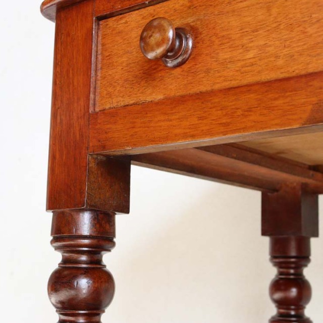 英国アンティークのマホガニー材を使用したホールテーブル