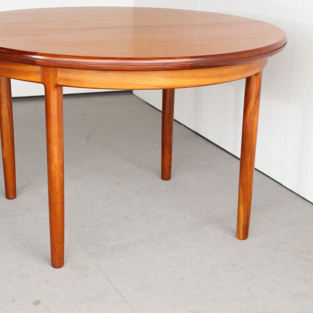 英国ヴィンテージのダイニングテーブル