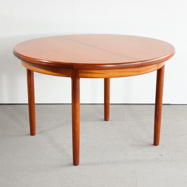 英国ヴィンテージのダイニングテーブル