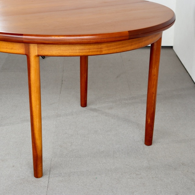 英国ヴィンテージのダイニングテーブル