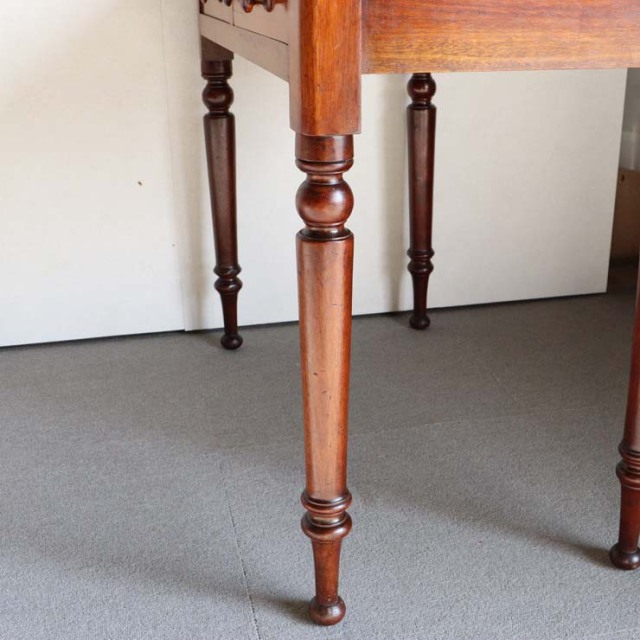 ヴィンテージでは消えた家具 Whole Table アンティークのマホガニー材