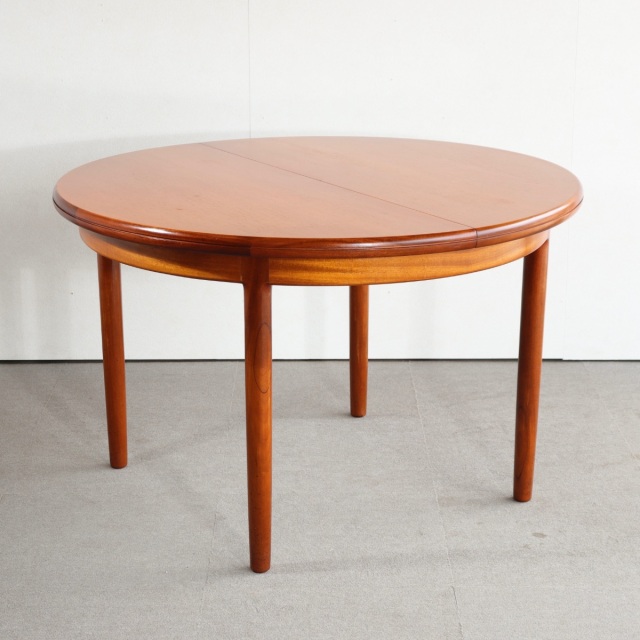 英国ヴィンテージのダイニングテーブル